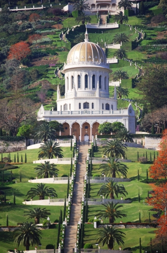 A haifai szép kert központi épülete, a hit Hírnökének, a Bábnak a sírszentélye. Alatta és felette 9-9 gyönyörű függőkert található a Kármel-hegyen. (Izrael, Haifa) (c) Bahá’í Nemzetközi Hírszolgálat news.bahai.org