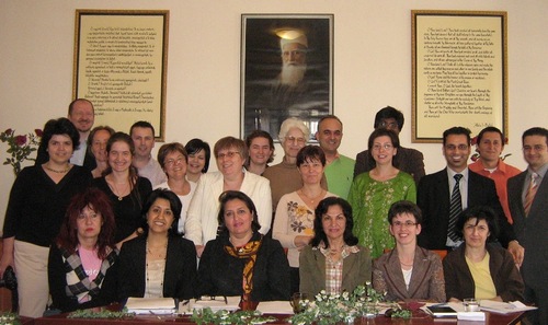 A bahá'í hit (helytelenül bahaizmus, baháizmus, bahá'izmus vagy bahái vallás) sokféle hátterű és kultúrájú embert egyesít (Bahá’í Központ, Budapest, 2009) (c) Magyarországi Bahá'í Közösség www.bahai.hu