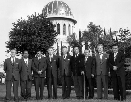 Az Igazságosság Egyetemes Házának első tagjai (1963) © Bahá’í Nemzetközi Közösség media.bahai.org
