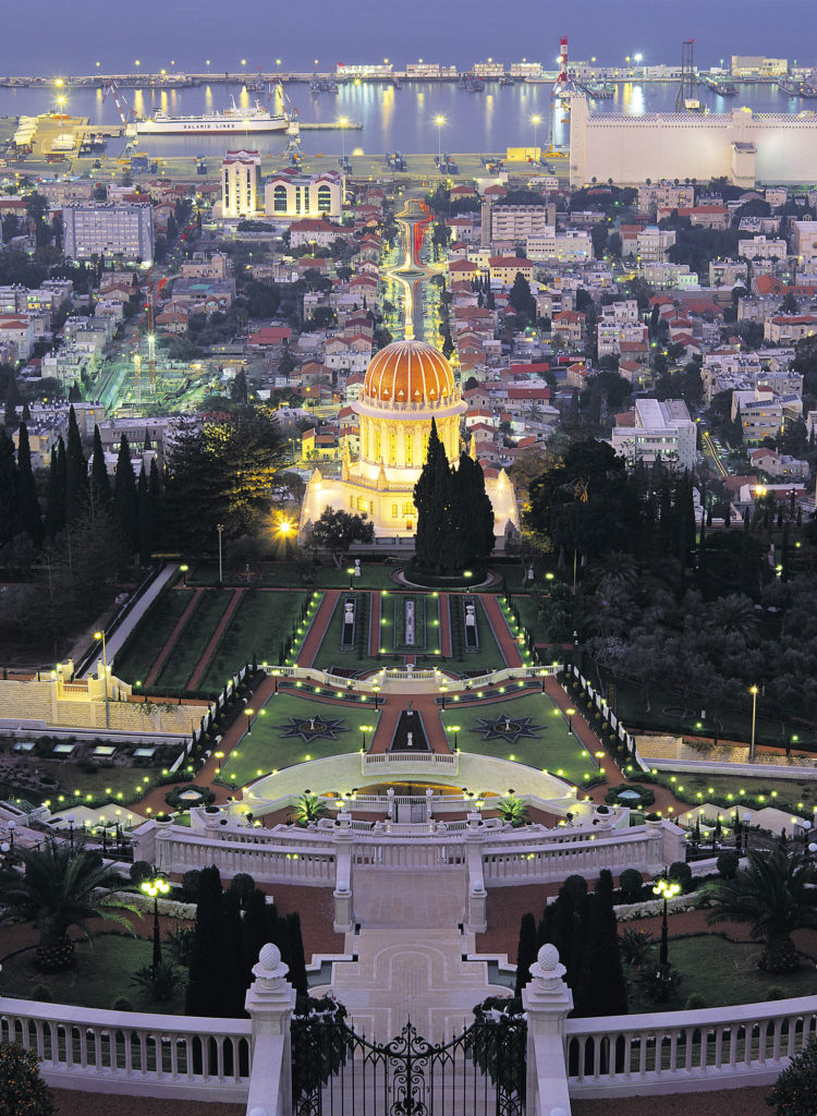 A szép kert és Haifa városa (c) Bahá'í Nemzetközi Közösség media.bahai.org