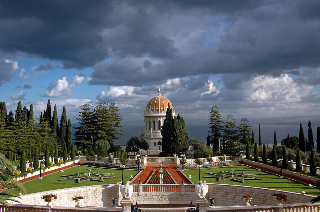 A szép kert hátterében a Haifai-öböl (c) Bahá'í Nemzetközi Közösség media.bahai.org