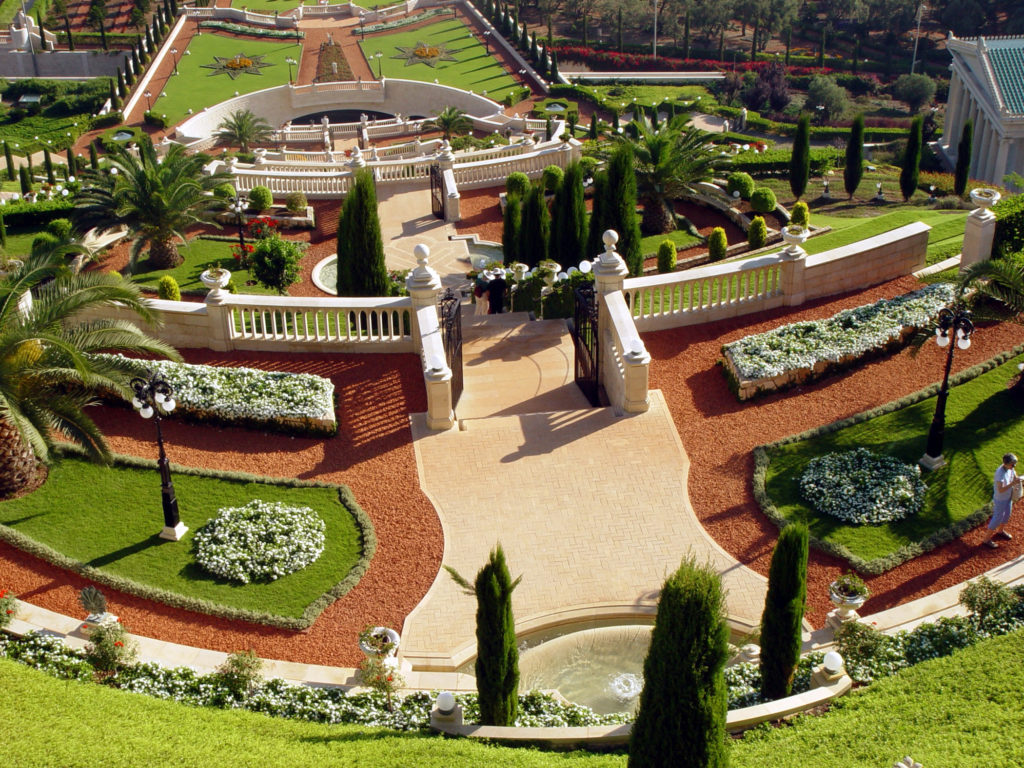 A vörös agyagcserép darabokkal borított út érdekes színvilágot ad a szép kertnek (c) Bahá'í Nemzetközi Közösség media.bahai.org