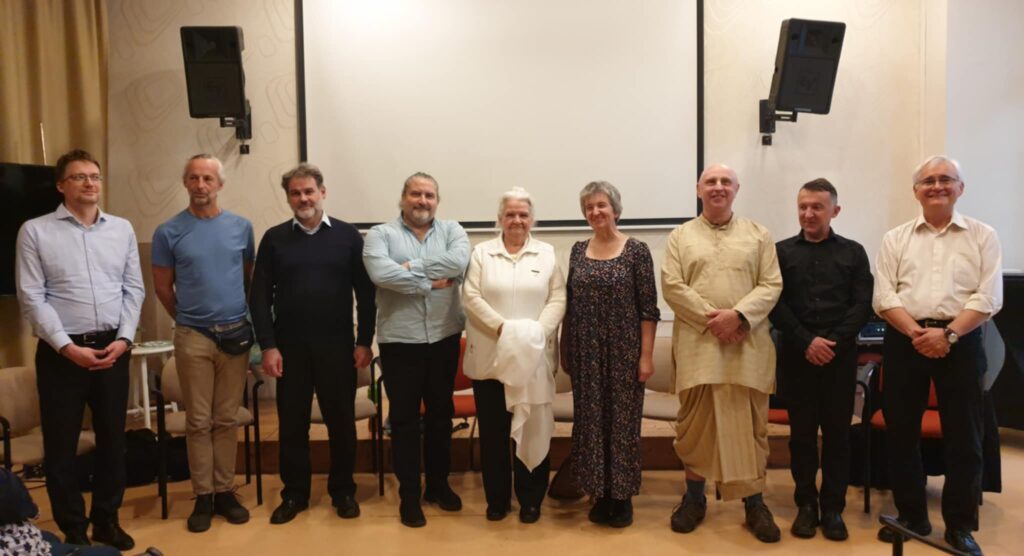 A Vallásközi kerekasztal résztvevői balról jobbra: Radvánszki Péter (zsidó vallás), Cser Zoltán (buddhizmus), Sulok Zoltán (iszlám), Nagypál Szabolcs (katolikus vallás), Dóra Örsné (Brahma Kumaris), Varga Gyöngyi (evangélikus vallás), Utszava dász (Krisna-tudat), Gilicze Tamás (református vallás), Koczóh Péter (bahá'í hit)