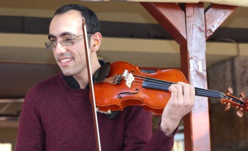 Sahba Taef hegedűművészt, bahá'í hite miatt tartóztatták le Iránban